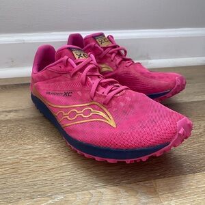 Saucony Kilkenny XC9 Cross Country Spike 4-Pin Plate Running Sneakers in Pink